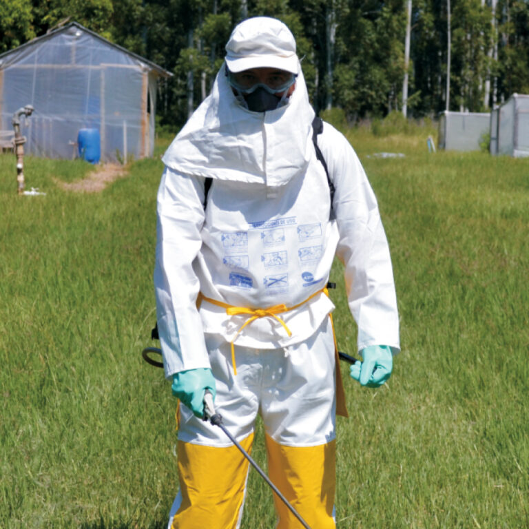 LA SEGURIDAD AL MOMENTO DE TRABAJAR CON PRODUCTOS AGROQUÍMICOS